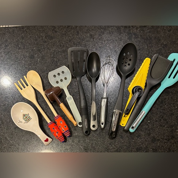 Thirteen Piece Household Utencils - Picture 6 of 6